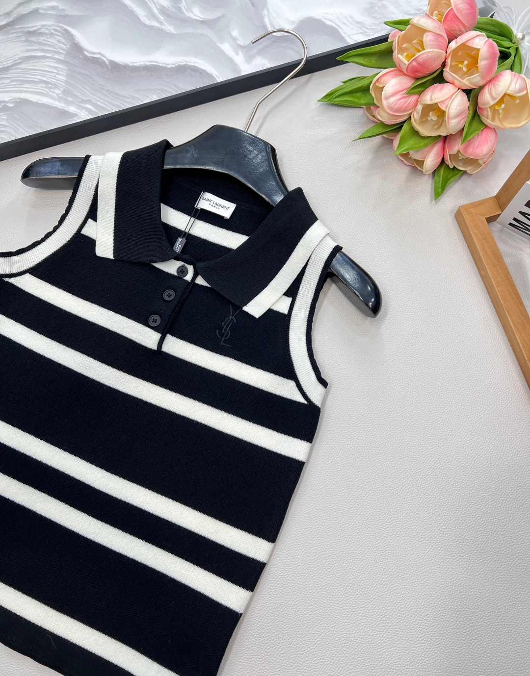 🆕YSL新款翻领刺绣字母条纹背心。爆款继续出货🔥条纹翻领背心！定位logo刺绣，海军风条纹时髦又高级!版
