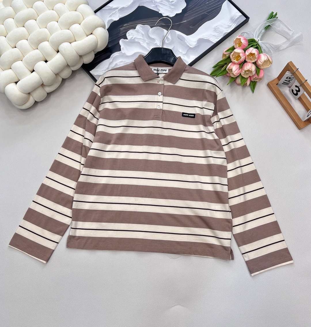 NO:436120,Miumiu25Ss spring and summer new logo contrasting striped lapel contrasting color long-sleeved T-shirt丨Exclusive yb development!  High-end production!  Soft and glutinous but not without bones. Classic contrasting stripes, low-key and not exaggerated, simple and charming. Lapel design, modifying neck lines. Embroidered letter design on the chest adds a sense of design to the overall casual atmosphere. Loose and slim style, with no sense of restraint on the upper body. The same style for men and women, the three-standard products are complete and large-scale. Size sml code,,miumiu,tees, t-shirt,alexander wang19860909Miumiu25Ss春夏新款徽标撞色条纹翻领撞色长袖T恤丨独家yb开发！高版出品！软软糯糯却又不失筋骨感.经典撞色条纹,低调不浮夸,简单有魅力.翻领设计,修饰颈部线条.胸前徽标刺绣字母设计,在整体的休闲氛围中增添设计感.宽松显瘦的版型,上身无束缚感.男女同款 ,三标齐全大货出 尺码sml 编码,,miumiu,tees，t-shirt,alexander wang,Women's clothing