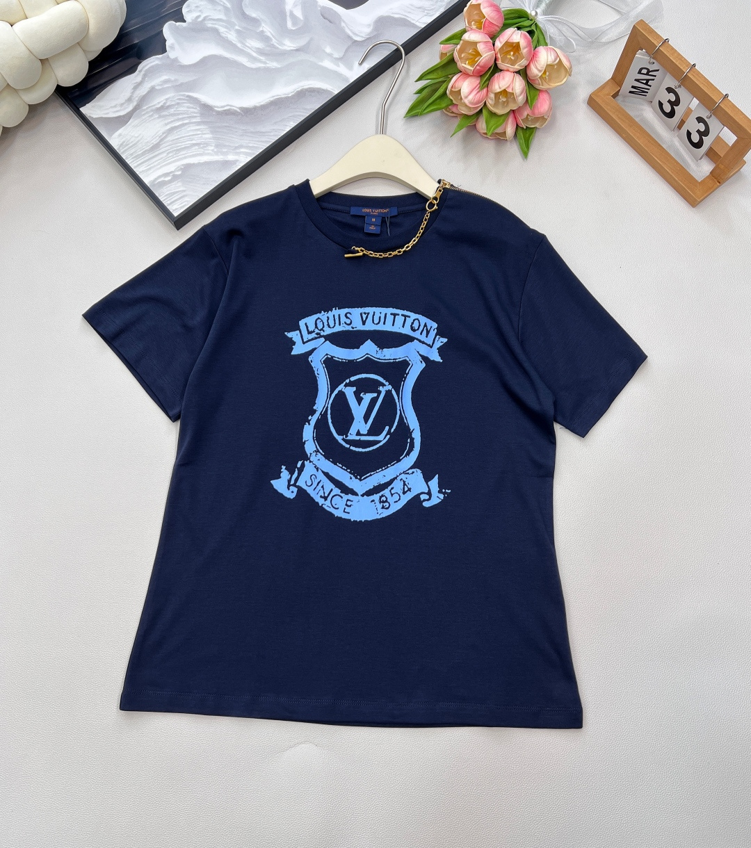 NO:436124,LOUIS VUITTON's new spray-painted printed chain short sleeves are a must-have for fashionable styles. Customized YB cotton material is breathable and comfortable, with a slight elasticity, and the slimming effect is excellent~ The retro old letter logo on the chest + shield badge, which fills the sense of high-end. The single-sided shoulder zipper and neckline directly transforms into a gorgeous necklace design, highlights!  Whether you wear it alone or play with it layered, you can firmly grasp the fashionable tone, identify the customized surface auxiliary material version, don't let the texture be disconnected ~ The three-standard product is available in large sizes SML code,,louis vuitton,T-shirt,necklace,alexander wang19860909LOUIS VUITTON新款喷绘印花链条短袖,是时髦精必入的存在 定制YB全棉材质,透气又舒适,带着微微弹力,显瘦效果一绝～ 胸前复古做旧字母标识+盾牌徽章,把高级感拉满 单侧肩膀拉链连领口,直接变身华丽项链设计,亮点炸场！不管单穿耍酷,还是内搭叠穿玩层次,都能稳稳拿捏时髦腔调,认准定制面辅料版本,别让质感掉线～三标齐全大货出 尺码sml 编码,,louis vuitton,T-shirt,necklace,alexander wang,Women's clothing