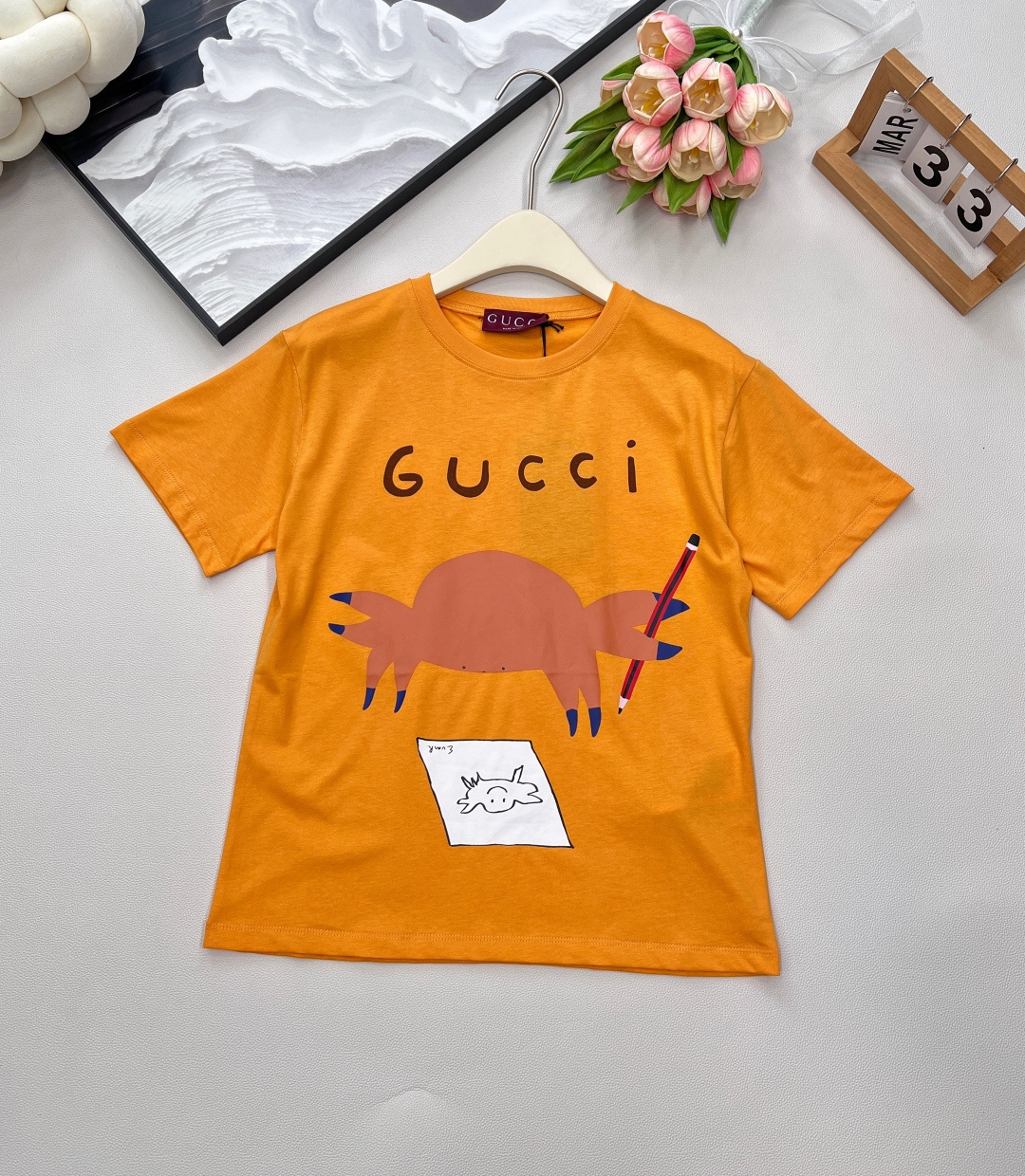 NO:436128,Gucci2025 new children's fun printed round neck short-sleeved T-shirt, customized YB native cotton material, breathable and comfortable, full texture, slim short-sleeved T-shirt cut, highlighting the brand style, made of gram-weight pure cotton, full of drape, presenting a slim visual effect YB development The whole garment is restored to bright orange, the chest is printed and contrasted to outline the three-dimensional style fox painting pattern, letter logo enhances brand identity, children's fun cartoon style, lets the fashion sense of high-end instantly create a personal style, fashionable and relaxed, single wear inner wear is brilliant and fashionable, customized surface accessories, accurate version, complete three standards, large-scale products, size sml code, gucci, T-shirt,tees, t-shirt,alexander wang19860909Gucci2025新款童趣印花圆领短袖T恤,定制YB原生全棉材质 透气舒适 质感十足 修身短袖T恤裁剪 凸显品牌格调 采用克重纯棉制成 垂坠感十足 呈现显瘦视觉效果 YB开发 整件成衣还原出亮橙色 胸前利用印花工艺和撞色勾勒出立体风格的狐狸画画图案 字母徽标加强品牌标识度 童趣卡通风格 让时尚高级感立现 打造个性风格 时髦松弛 单穿内搭都出彩时髦 定制面辅料 认准版本 ,三标齐全,大货出 尺码sml 编码,,gucci,T-shirt,tees，t-shirt,alexander wang,Women's clothing