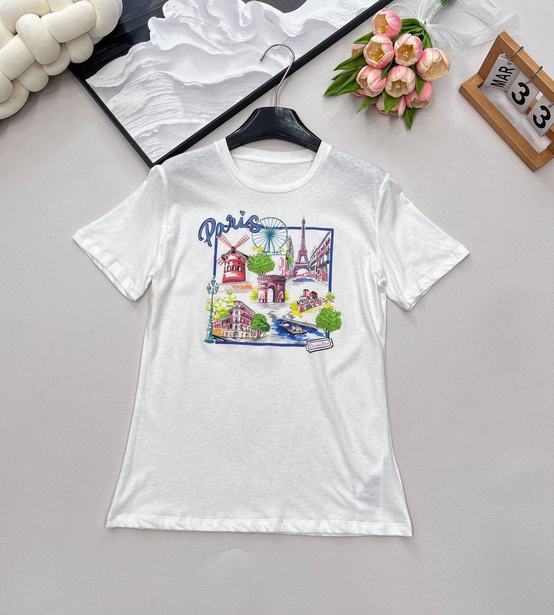 NO:436113,Dior25Ss new spring and summer city limited new Paris Seine Walk Printed Pattern Short-sleeved T-shirt | Exclusive yb development!  High-end production!  The imported pure cotton linen washing fabric has a great texture!  Temperamental girlish style and age-reducing and fashionable item!  Low-key and luxurious, versatile style, not picky about others, beautiful body!  The quality of workmanship depends on the details!  Large products with three specifications, large products with size sml, dior, T-shirt,tees, t-shirt,alexander wang19860909Dior25Ss新款春夏城市限定新款巴黎的塞纳河畔散步印花图案短袖T恤丨独家yb开发！高版出品！进口纯棉亚麻洗水面料质感超赞！气质少女风减龄又时髦单品！低调奢华,版型百搭不挑人上身美的不要不要的！做工品质看细节！大货三标齐全,大货出 尺码sml 编,,dior,T-shirt,tees，t-shirt,alexander wang,Women's clothing