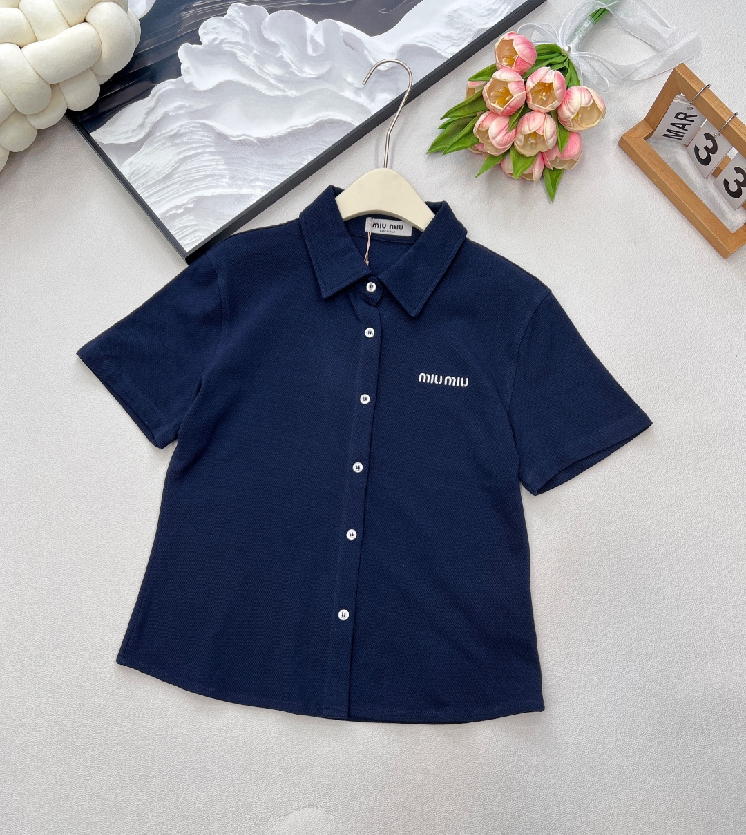 NO:436117,Miumiu25Ss spring and summer new model, micro-label embroidered bead floor cotton single-breasted polo shirt丨Exclusive yb development!  High-end production!  Embroidered logo embroidered with letters on the chest, custom-made skin-friendly beaded cotton fabric, age-reducing Polo collar buttons, slim fit style cut, slim outfits, essential for dates and commuting ~ full of three standards, large-scale products Size sml code,,miumiu,alexander wang19860909Miumiu25Ss春夏新款 微标刺绣珠地棉单排扣polo衫丨独家yb开发！高版出品！ 胸前刺绣徽标刺绣字母点缀 采用定制的亲肤珠地棉质面料,减龄Polo领纽扣开合,修身版型剪裁 穿搭显瘦洋气 约会通勤必备穿搭～三标齐全,大货出 尺码sml 编码,,miumiu,alexander wang,Women's clothing