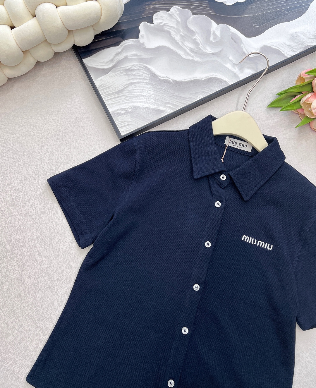 🆕Miumiu25Ss春夏新款 微标刺绣珠地棉单排扣polo衫丨⚠独家yb开发！高版出品！ 胸前刺绣徽标