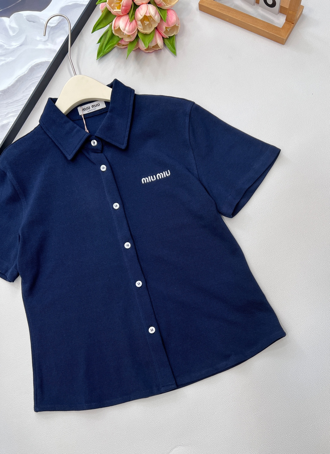 🆕Miumiu25Ss春夏新款 微标刺绣珠地棉单排扣polo衫丨⚠独家yb开发！高版出品！ 胸前刺绣徽标