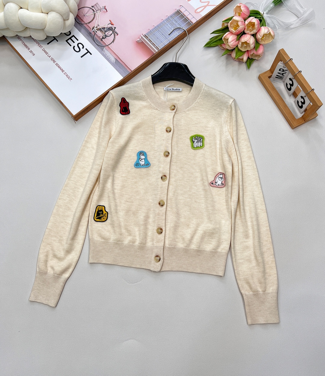 NO:436121,Acne Studios 2025 new collage of Muming Zhangzai knitted cardigan, customized YB wool yarn wool yarn, texture draped, comfortable to wear, knitted long-sleeved cardigan cut, the whole body is intertwined with fine crochet texture, evergreen and versatile style highlights the high-end sense of the outfit, threaded lace on the neckline cuffs and hem, elastic and tighter, more refined, slimming outfit, style to accommodate body, full of slack tone, irregular distribution of Muming paste, collage style, color jump, highlight youthful and fashionable temperament, single wear, layering, first choice for fashion outfits in all seasons, custom face accessories, accurate version, complete three standards, large-scale products, size sml code,,acne studios,dior,alexander wang19860909Acne Studios2025新款拼贴姆明章仔针织开衫,定制YB羊毛纱线织造 质感垂顺 穿搭舒适 针织长袖开衫剪裁 通体利用细密钩针肌理交织 长青百搭款式 凸显穿搭高级感 领口袖口和下摆采用螺纹花边 弹性松紧更显精致 穿搭显瘦 版型包容身材 尽显松弛调性 不规则分布姆明贴布章仔 拼贴画风格色彩跳跃 凸显青春时髦气质 单穿叠穿均可 四季时尚穿搭首选 定制面辅料 认准版本 ,三标齐全,大货出 尺码sml 编码,,acne studios,dior,alexander wang,Women's clothing