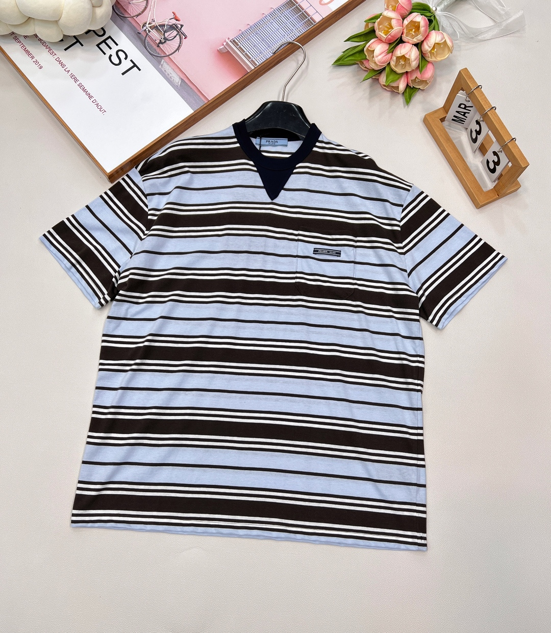 NO:436842,Prad* 25Ss Spring and Summer New Style Mint Chocolate Striped Short Sleeve Round Neck T-shirt | Exclusive yb development!  High-end production!  Super high-end color matching, loose style for couples, simple and high-end, not picky about the upper body, chest pocket and label design, workmanship quality depends on details. Three standards are complete, large-scale products are available SML size sml, prada, T-shirt,tees, t-shirt,alexander wang19860909Prad* 25Ss春夏新款 薄荷巧克力条纹短袖圆领T恤丨独家yb开发！高版出品！超级高级的配色搭配 宽松版型可情侣款穿搭 简约又高级 不挑人上身 胸口口袋与贴标设计 做工品质看细节.三标齐全,大货出 尺码sml 编,,prada,T-shirt,tees，t-shirt,alexander wang,Women's clothing