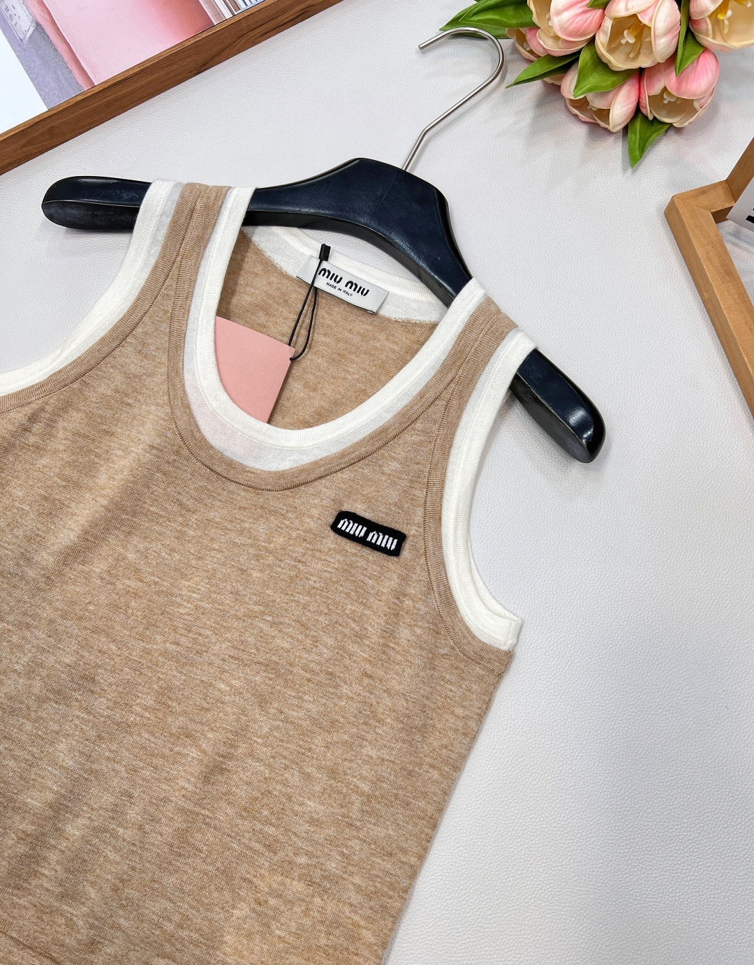 🆕MIUMIU25SS夏季新款假两件撞色装饰贴标无袖小背心 这个非常轻薄透气的哦，摸起来的手感有点像丝绸