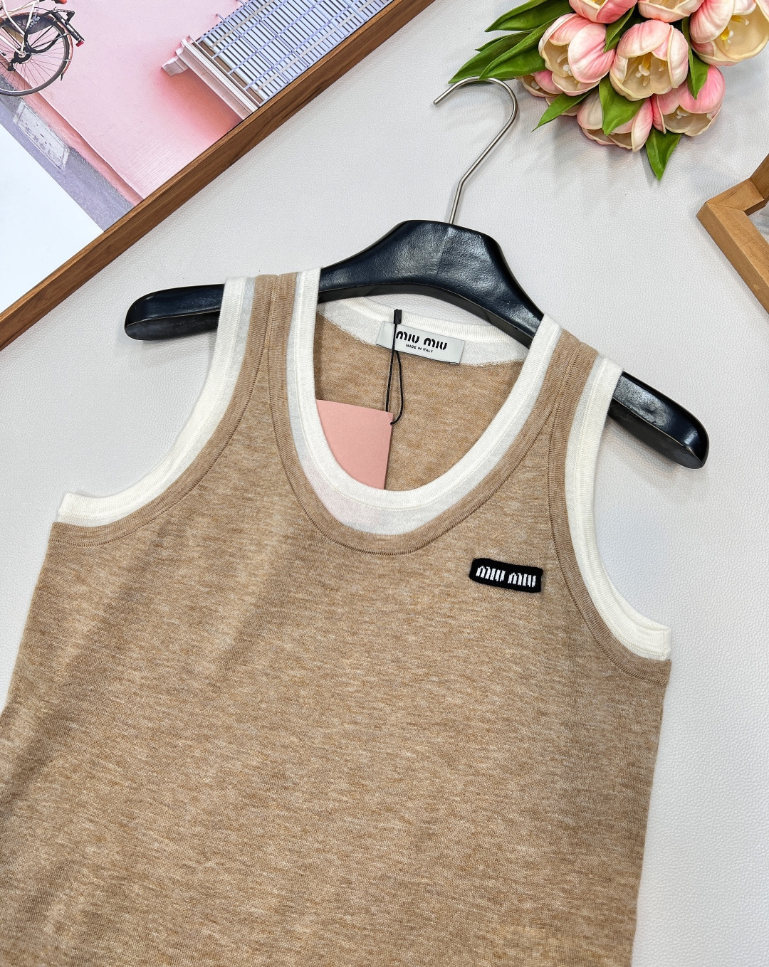 🆕MIUMIU25SS夏季新款假两件撞色装饰贴标无袖小背心 这个非常轻薄透气的哦，摸起来的手感有点像丝绸