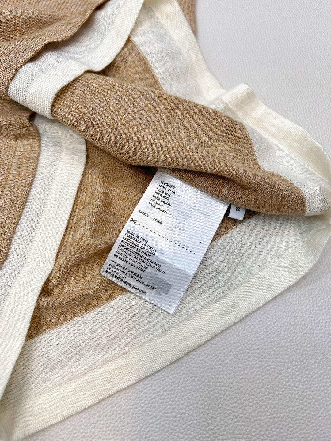 🆕MIUMIU25SS夏季新款假两件撞色装饰贴标无袖小背心 这个非常轻薄透气的哦，摸起来的手感有点像丝绸