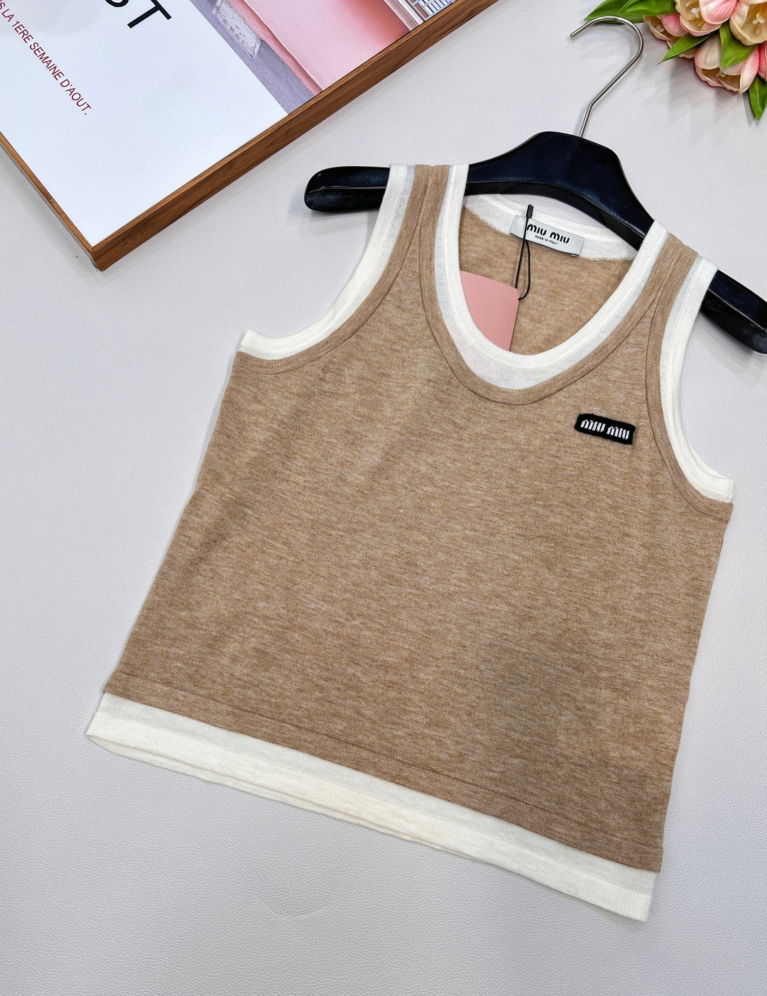🆕MIUMIU25SS夏季新款假两件撞色装饰贴标无袖小背心 这个非常轻薄透气的哦，摸起来的手感有点像丝绸