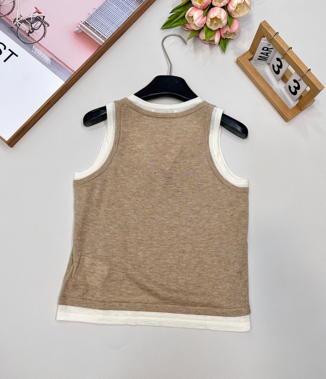 🆕MIUMIU25SS夏季新款假两件撞色装饰贴标无袖小背心 这个非常轻薄透气的哦，摸起来的手感有点像丝绸