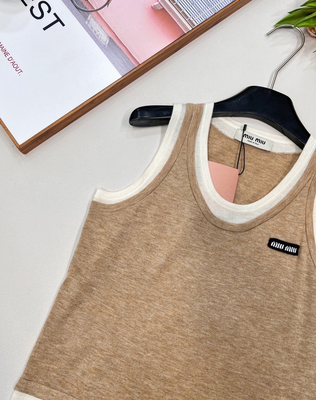 🆕MIUMIU25SS夏季新款假两件撞色装饰贴标无袖小背心 这个非常轻薄透气的哦，摸起来的手感有点像丝绸