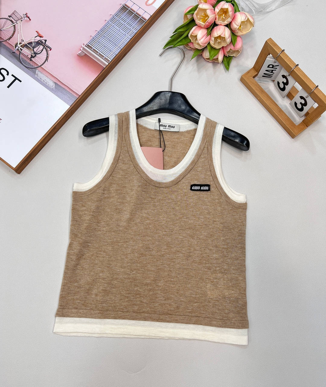 🆕MIUMIU25SS夏季新款假两件撞色装饰贴标无袖小背心 这个非常轻薄透气的哦，摸起来的手感有点像丝绸
