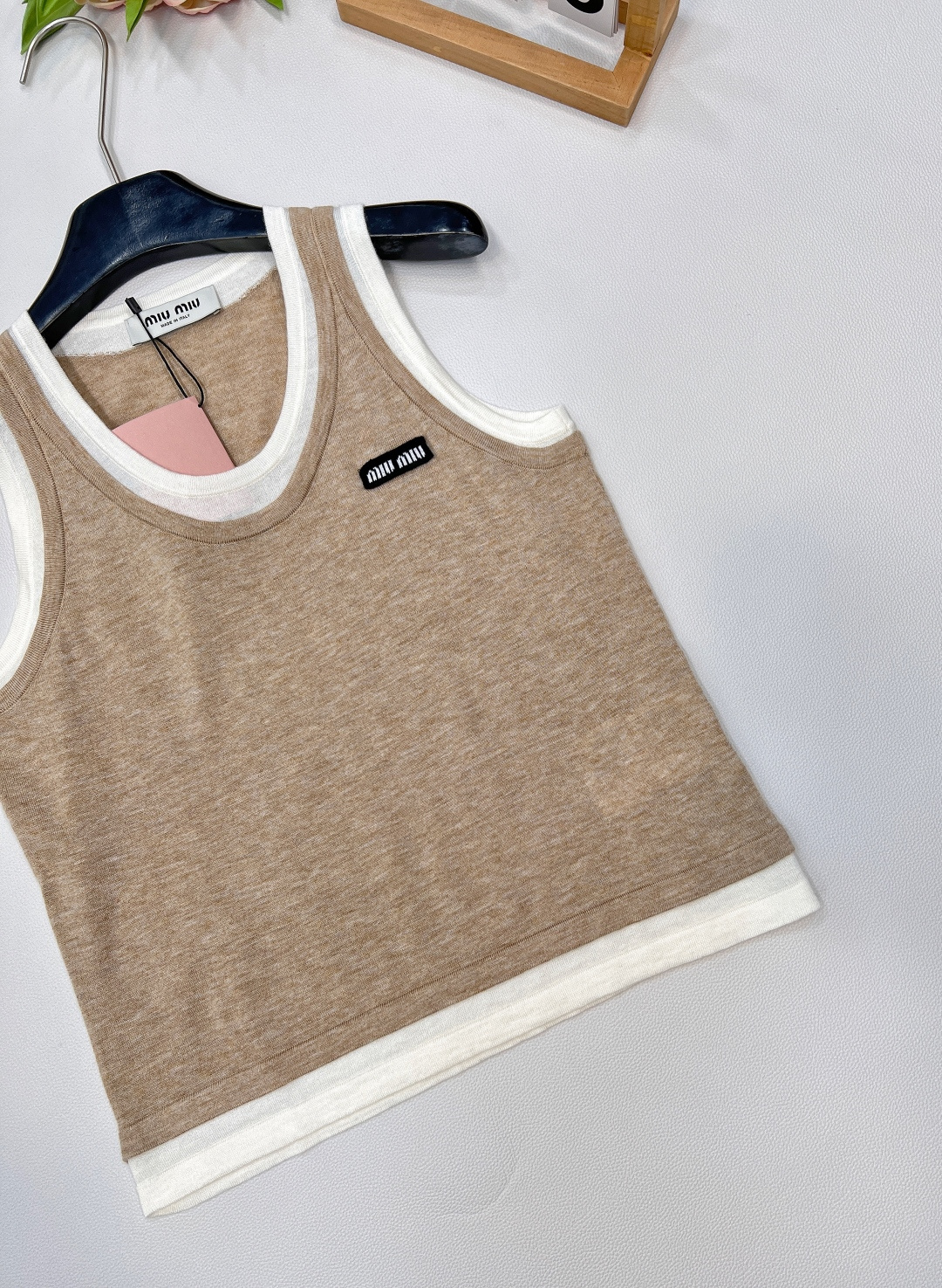 🆕MIUMIU25SS夏季新款假两件撞色装饰贴标无袖小背心 这个非常轻薄透气的哦，摸起来的手感有点像丝绸