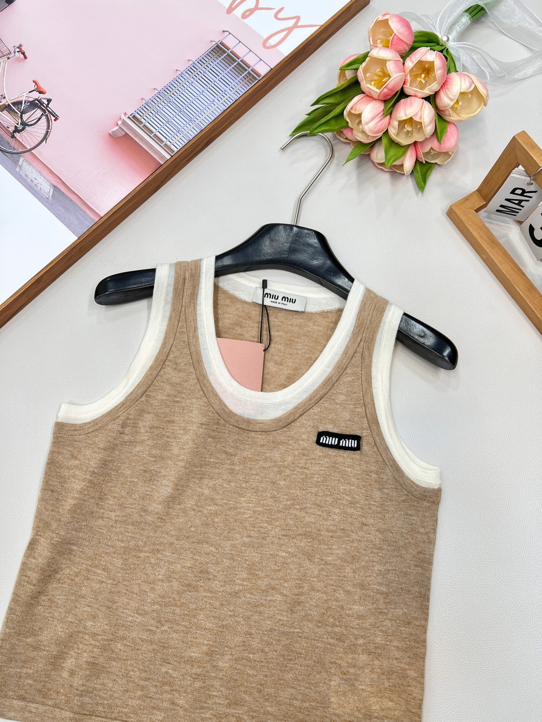 🆕MIUMIU25SS夏季新款假两件撞色装饰贴标无袖小背心 这个非常轻薄透气的哦，摸起来的手感有点像丝绸