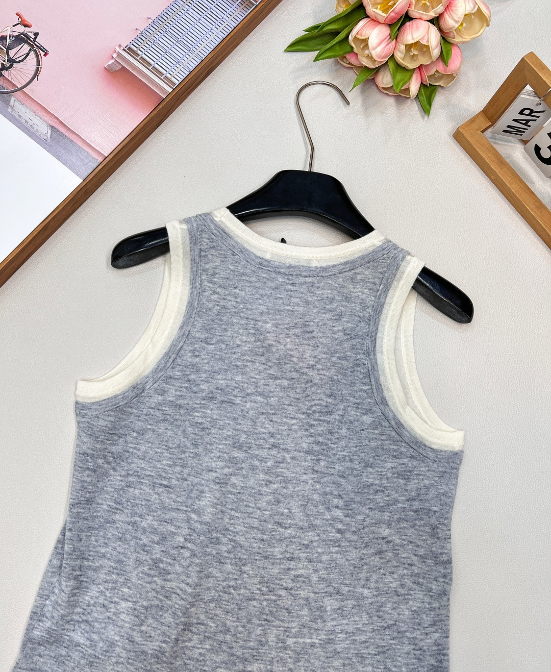 🆕MIUMIU25SS夏季新款假两件撞色装饰贴标无袖小背心 这个非常轻薄透气的哦，摸起来的手感有点像丝绸