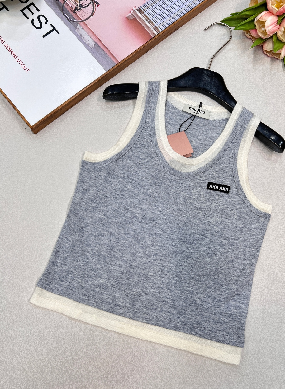 🆕MIUMIU25SS夏季新款假两件撞色装饰贴标无袖小背心 这个非常轻薄透气的哦，摸起来的手感有点像丝绸