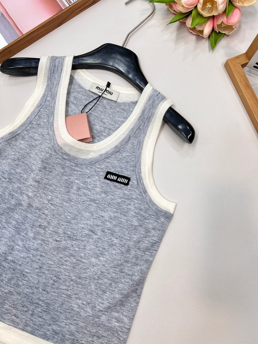 🆕MIUMIU25SS夏季新款假两件撞色装饰贴标无袖小背心 这个非常轻薄透气的哦，摸起来的手感有点像丝绸