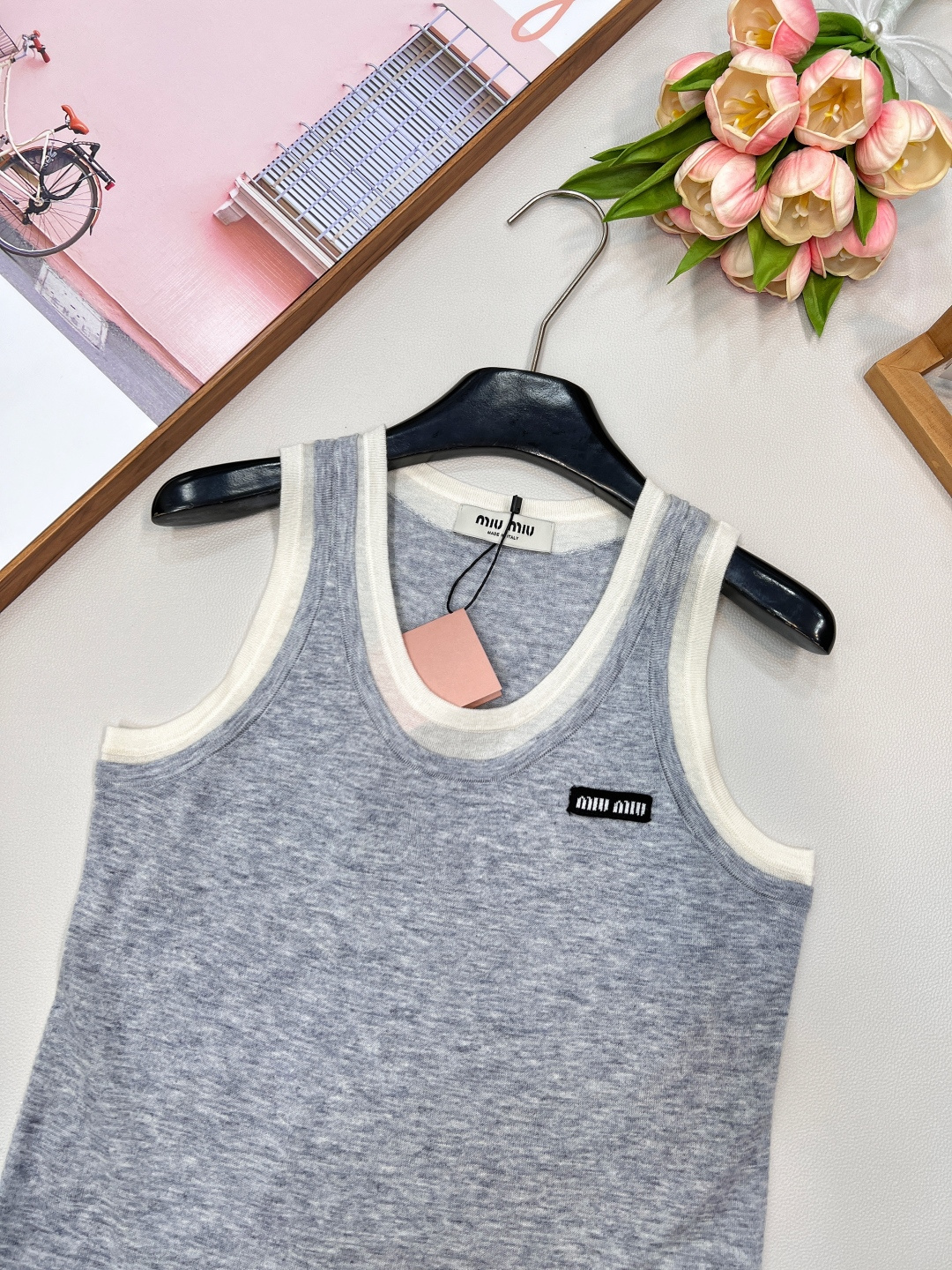 🆕MIUMIU25SS夏季新款假两件撞色装饰贴标无袖小背心 这个非常轻薄透气的哦，摸起来的手感有点像丝绸