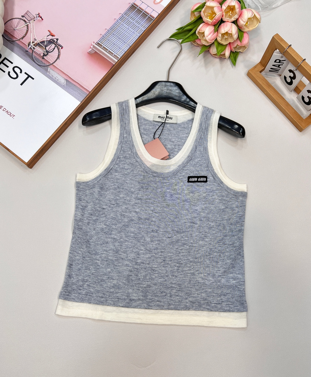 🆕MIUMIU25SS夏季新款假两件撞色装饰贴标无袖小背心 这个非常轻薄透气的哦，摸起来的手感有点像丝绸