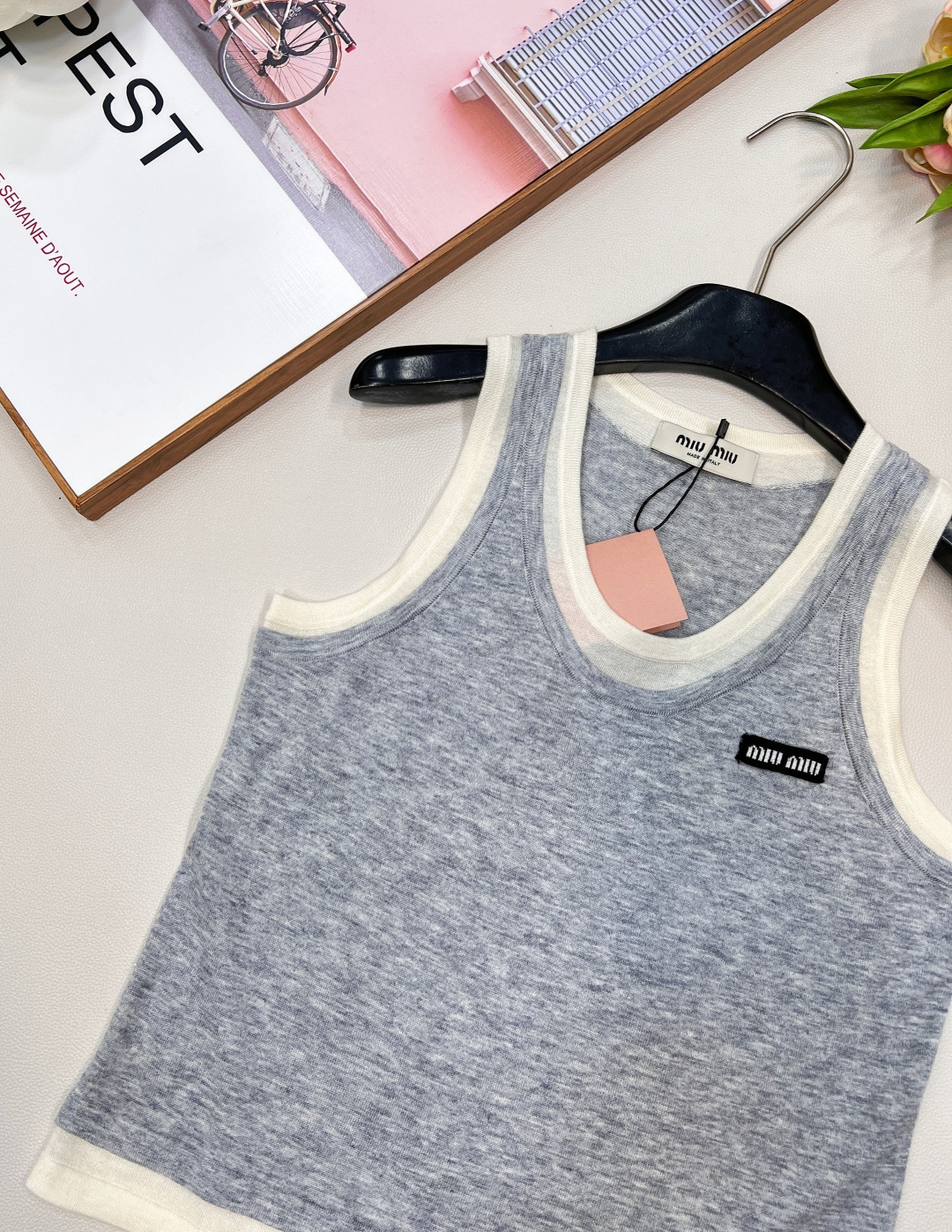 🆕MIUMIU25SS夏季新款假两件撞色装饰贴标无袖小背心 这个非常轻薄透气的哦，摸起来的手感有点像丝绸