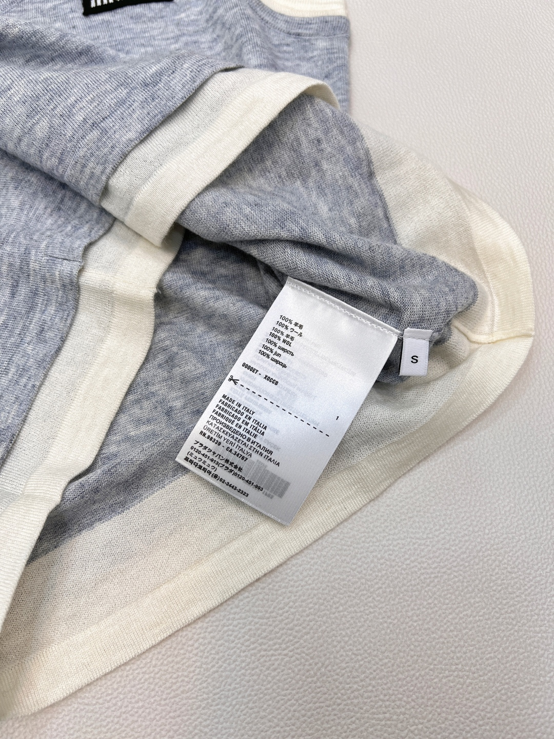 🆕MIUMIU25SS夏季新款假两件撞色装饰贴标无袖小背心 这个非常轻薄透气的哦，摸起来的手感有点像丝绸