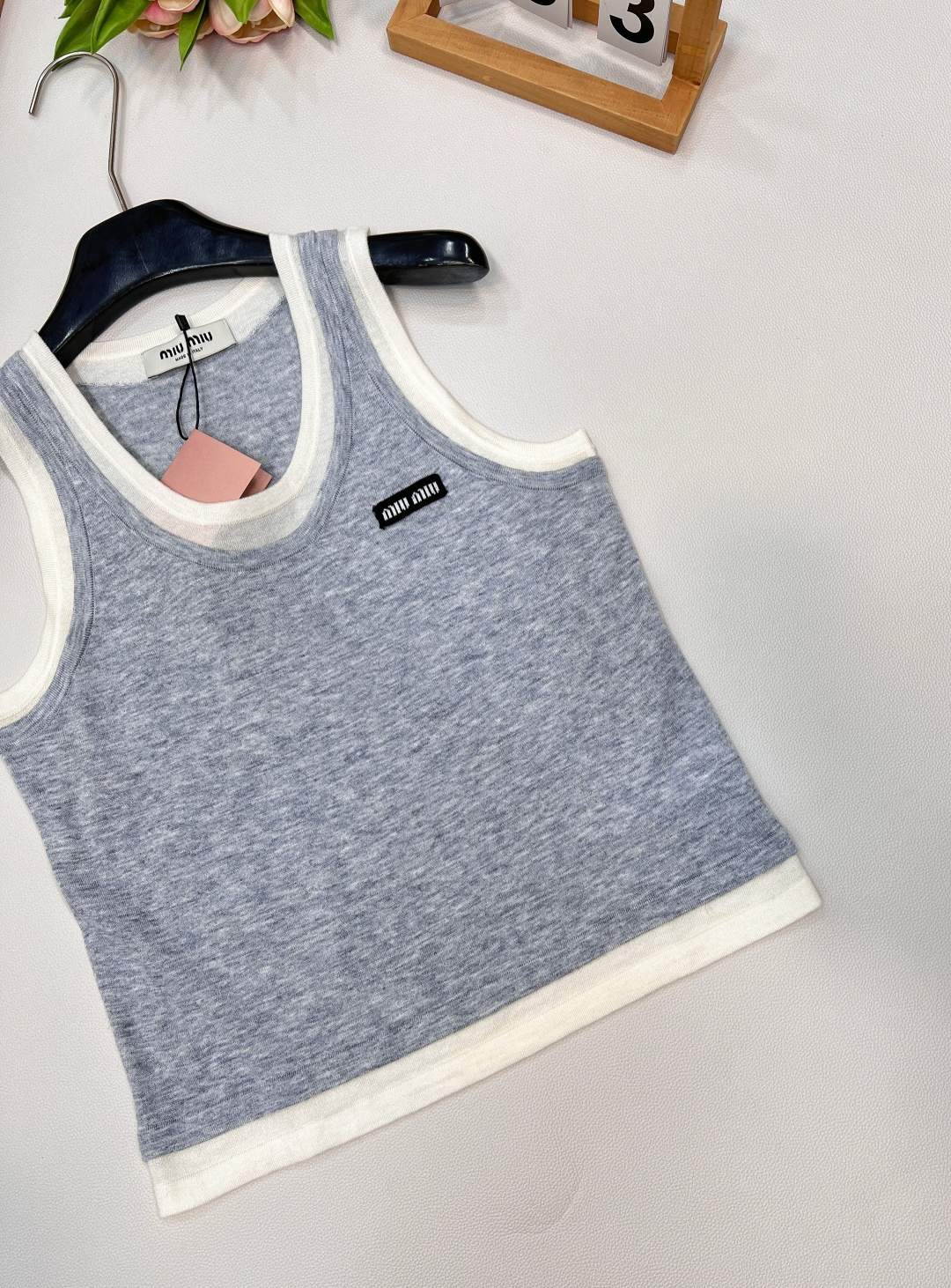 🆕MIUMIU25SS夏季新款假两件撞色装饰贴标无袖小背心 这个非常轻薄透气的哦，摸起来的手感有点像丝绸