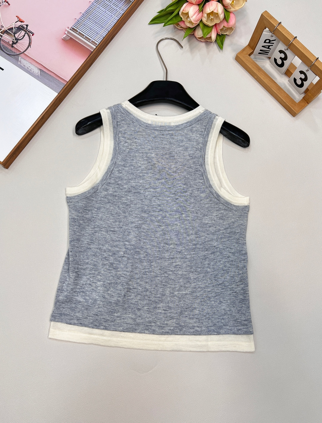 🆕MIUMIU25SS夏季新款假两件撞色装饰贴标无袖小背心 这个非常轻薄透气的哦，摸起来的手感有点像丝绸