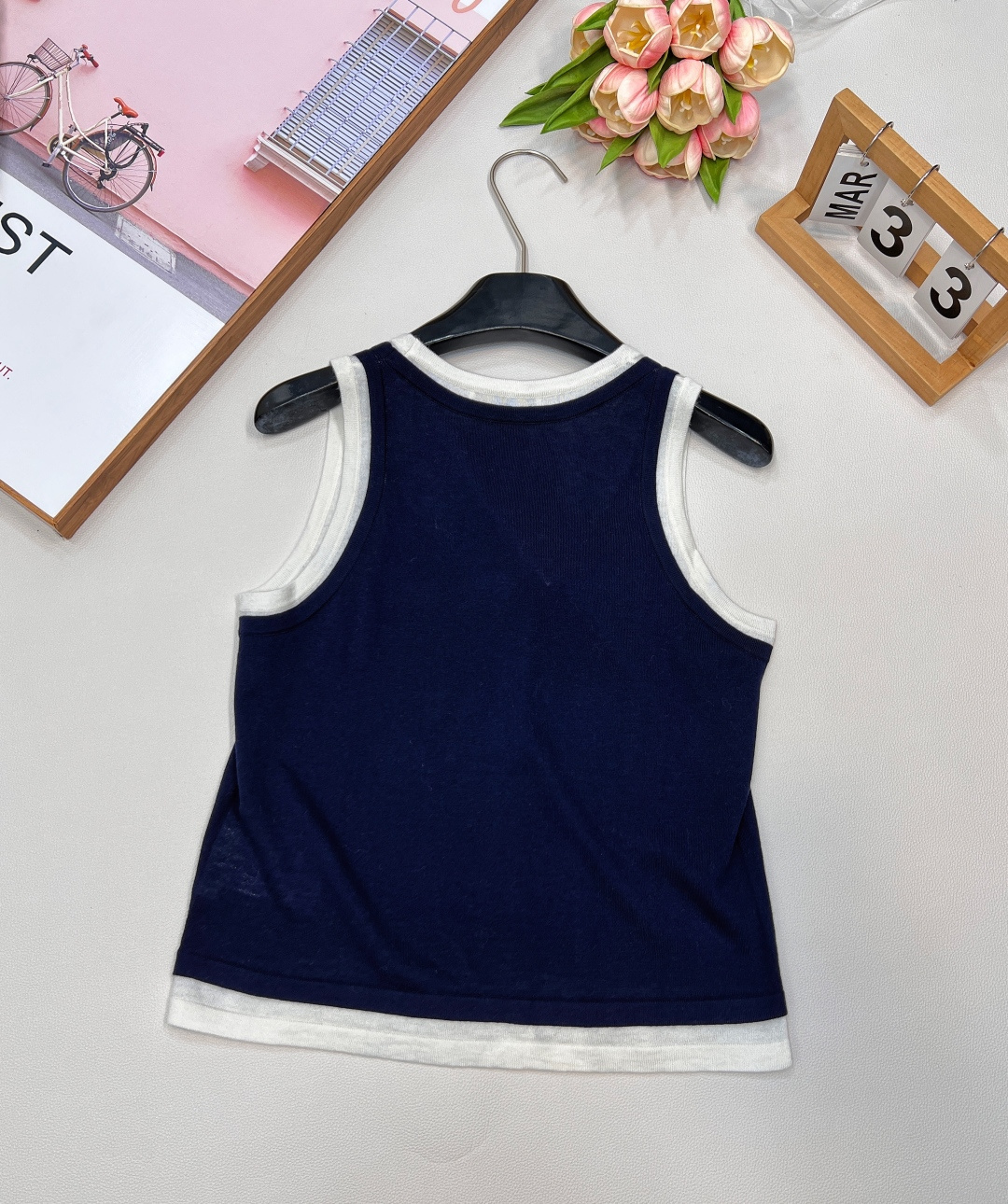 🆕MIUMIU25SS夏季新款假两件撞色装饰贴标无袖小背心 这个非常轻薄透气的哦，摸起来的手感有点像丝绸