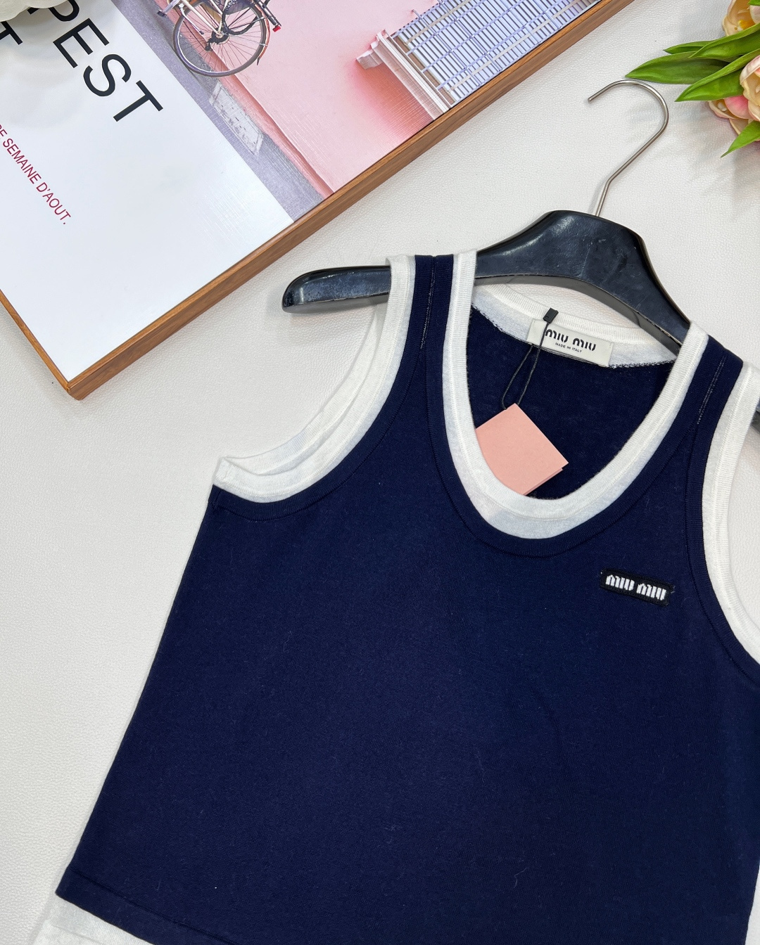 🆕MIUMIU25SS夏季新款假两件撞色装饰贴标无袖小背心 这个非常轻薄透气的哦，摸起来的手感有点像丝绸