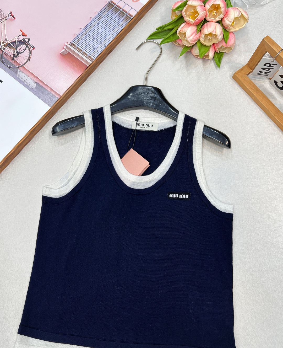 🆕MIUMIU25SS夏季新款假两件撞色装饰贴标无袖小背心 这个非常轻薄透气的哦，摸起来的手感有点像丝绸
