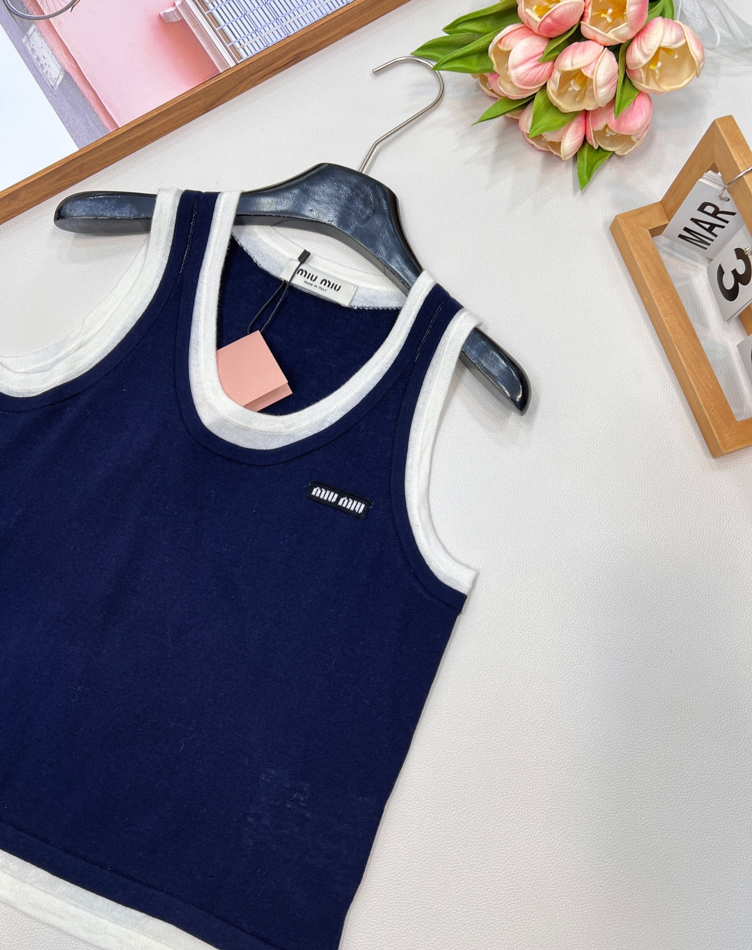 🆕MIUMIU25SS夏季新款假两件撞色装饰贴标无袖小背心 这个非常轻薄透气的哦，摸起来的手感有点像丝绸