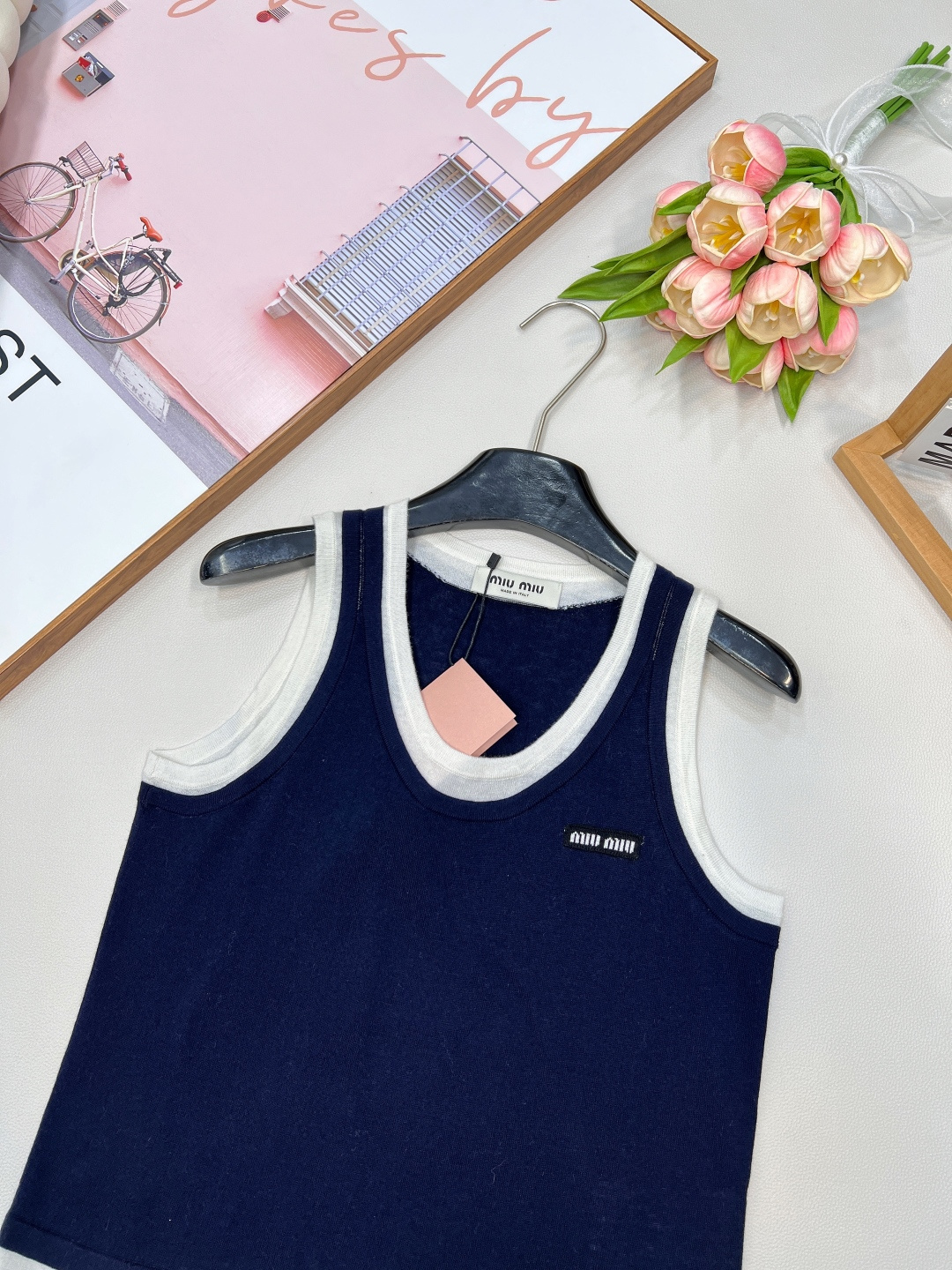 🆕MIUMIU25SS夏季新款假两件撞色装饰贴标无袖小背心 这个非常轻薄透气的哦，摸起来的手感有点像丝绸