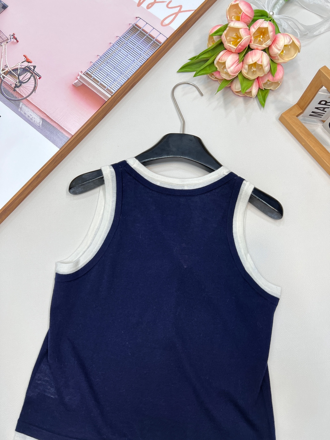 🆕MIUMIU25SS夏季新款假两件撞色装饰贴标无袖小背心 这个非常轻薄透气的哦，摸起来的手感有点像丝绸