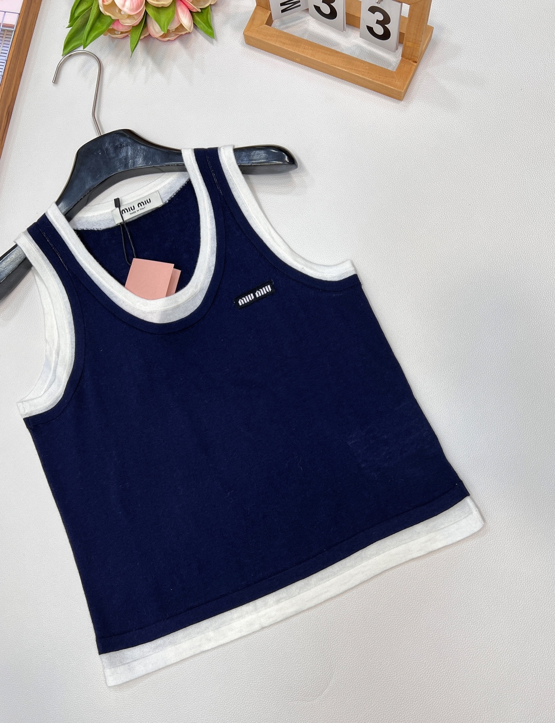 🆕MIUMIU25SS夏季新款假两件撞色装饰贴标无袖小背心 这个非常轻薄透气的哦，摸起来的手感有点像丝绸
