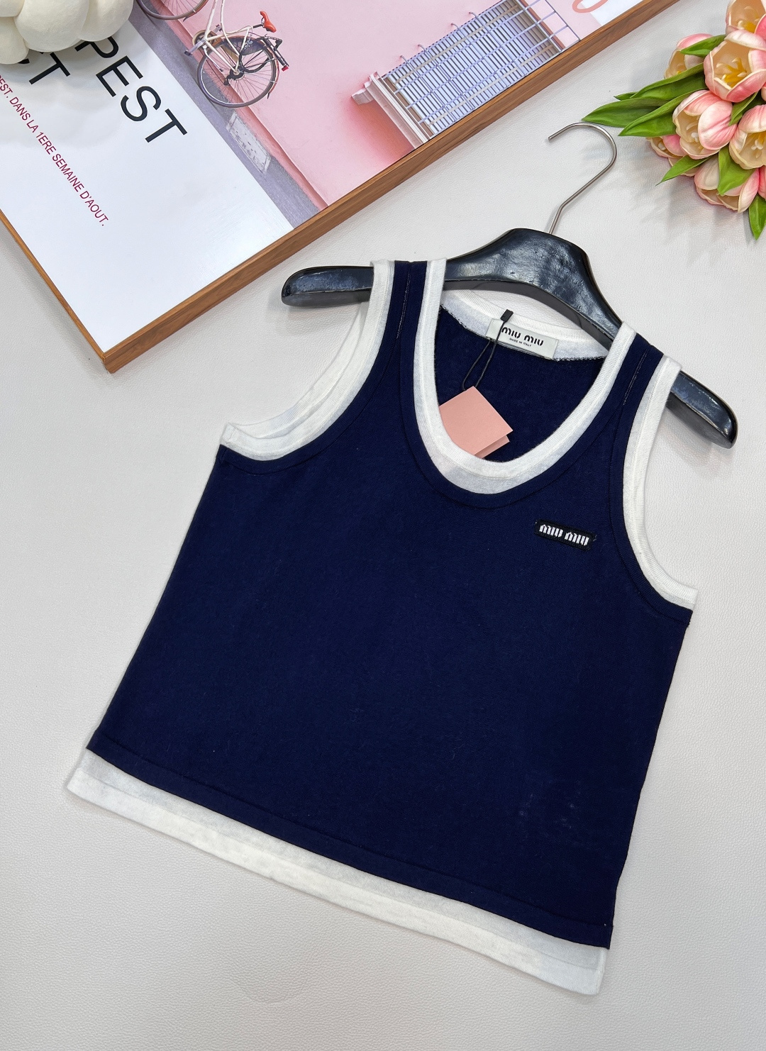🆕MIUMIU25SS夏季新款假两件撞色装饰贴标无袖小背心 这个非常轻薄透气的哦，摸起来的手感有点像丝绸