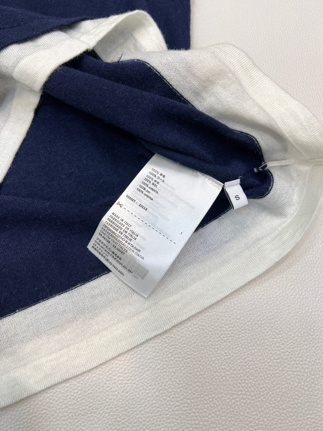 🆕MIUMIU25SS夏季新款假两件撞色装饰贴标无袖小背心 这个非常轻薄透气的哦，摸起来的手感有点像丝绸