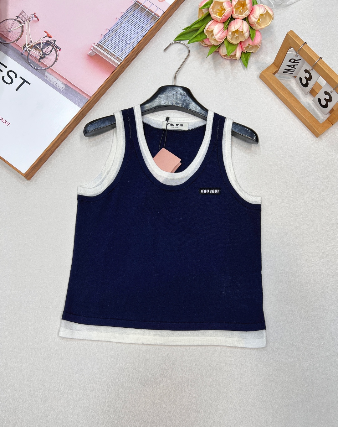 NO:436848,MIUMIU25SS summer new fake two-piece contrasting color decorative sleeveless vest This is very thin and breathable, and the touch feels a bit like silk. The two pieces cannot be disassembled separately~ The soft and comfortable knitted fabric presents simple lines, embellishing the logo patches, highlighting the classic style and unique personality. The fake two-piece contrasting color trim!  A must-have item for single-layer layering, three-standard and three-color size sml, miumiu, alexander wang19860909MIUMIU25SS夏季新款假两件撞色装饰贴标无袖小背心 这个非常轻薄透气的哦,摸起来的手感有点像丝绸那种.两件不可以分开拆卸～ 柔软舒适的针织面料呈现简约线条,点缀徽标贴饰,彰显经典风范与独特个性 假两件件撞色饰边！单穿叠穿的必备单品,三标齐全,三色出 尺码sml 编,,miumiu,alexander wang,Women's clothing