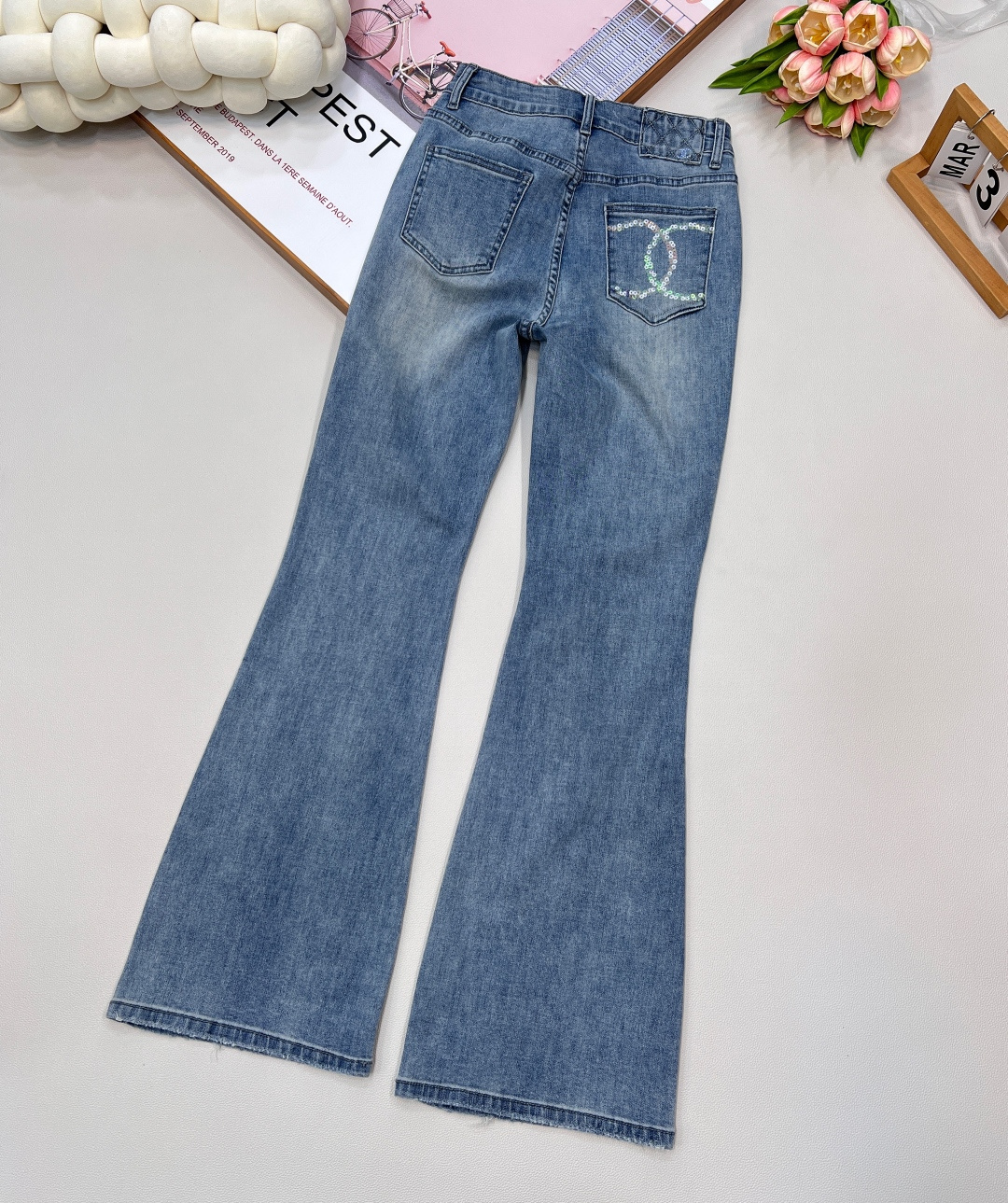 🆕CHANEL小香家*25夏季新款后袋双c亮片弹力微喇裤！独家开定，秋冬王炸款，前幅破洞设计加后袋亮片，