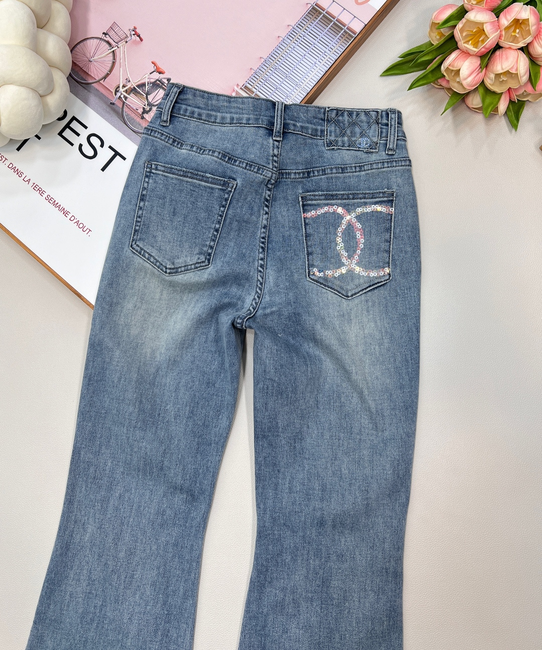 🆕CHANEL小香家*25夏季新款后袋双c亮片弹力微喇裤！独家开定，秋冬王炸款，前幅破洞设计加后袋亮片，