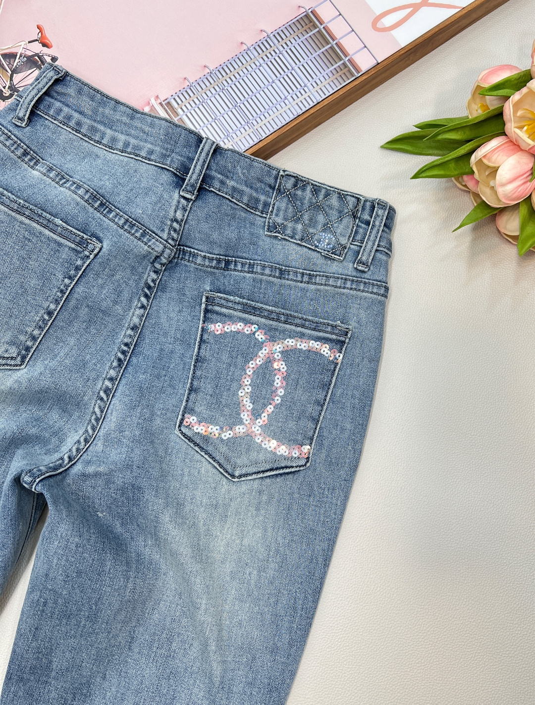 🆕CHANEL小香家*25夏季新款后袋双c亮片弹力微喇裤！独家开定，秋冬王炸款，前幅破洞设计加后袋亮片，