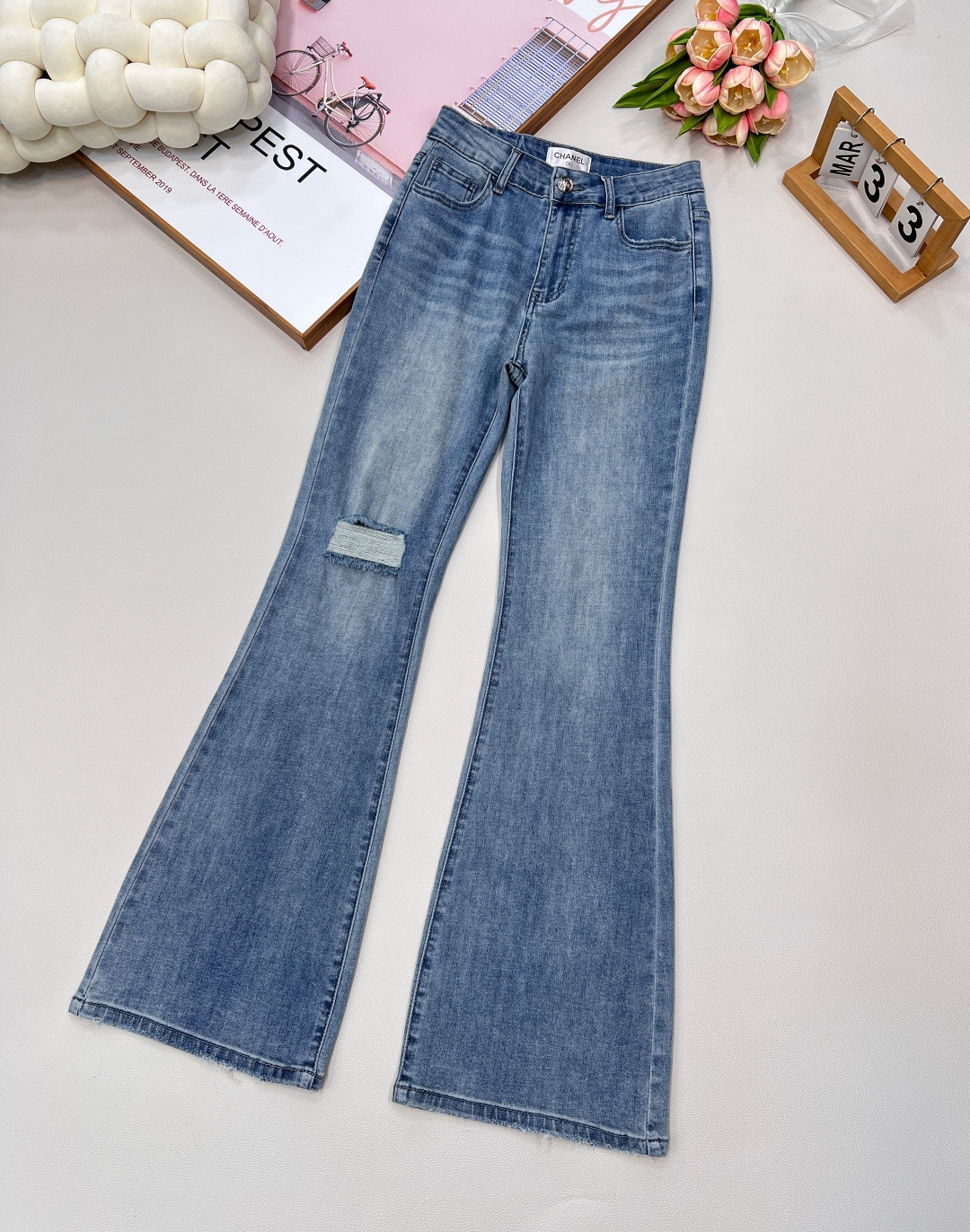 NO:436851,CHANEL Xiaoxiangjia*25 new summer style rear pocket double c sequin stretch-flare pants!  Exclusively opened, autumn and winter king-fried style, front hole design and back bag sequins, excellent texture custom imported denim washing denim cotton elastic fabric, high elastic fabric, hip lifting and belly tightening, micro-loud design more body curve, lengthening perfect body proportions, can be used for any body shape, custom auxiliary materials, fine workmanship~, complete three standards, large-scale products Size sml,, chanel, chanel, alexander wang19860909CHANEL小香家*25夏季新款后袋双c亮片弹力微喇裤！独家开定,秋冬王炸款,前幅破洞设计加后袋亮片,质感一绝定制进口丹宁水洗牛仔棉弹面料,高弹力面料,提臀收腹,微喇设计更显身材曲线,拉长完美身材比例,任何身形都可驾驭,定制辅料,做工精细~,三标齐全,大货出 尺码sml,,chanel,chanel,alexander wang,Women's clothing