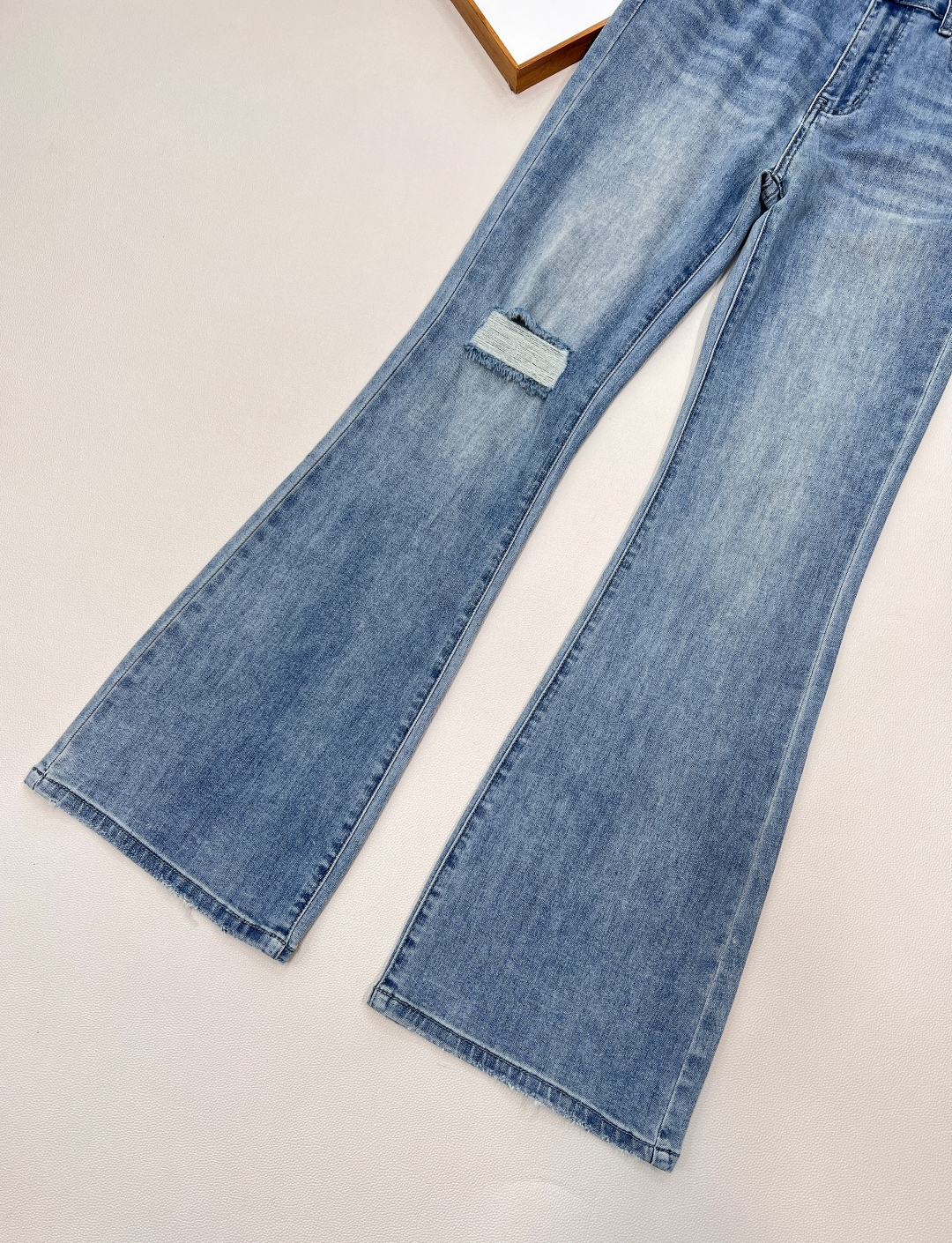 🆕CHANEL小香家*25夏季新款后袋双c亮片弹力微喇裤！独家开定，秋冬王炸款，前幅破洞设计加后袋亮片，