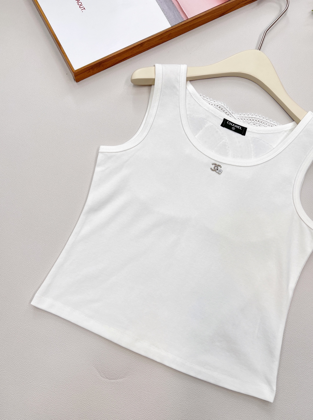 🆕Chanel 25SS春夏新款度假系列镂空背心吊带，简直是时尚圈的王炸单品💥 经典黑白配色，自带高级滤