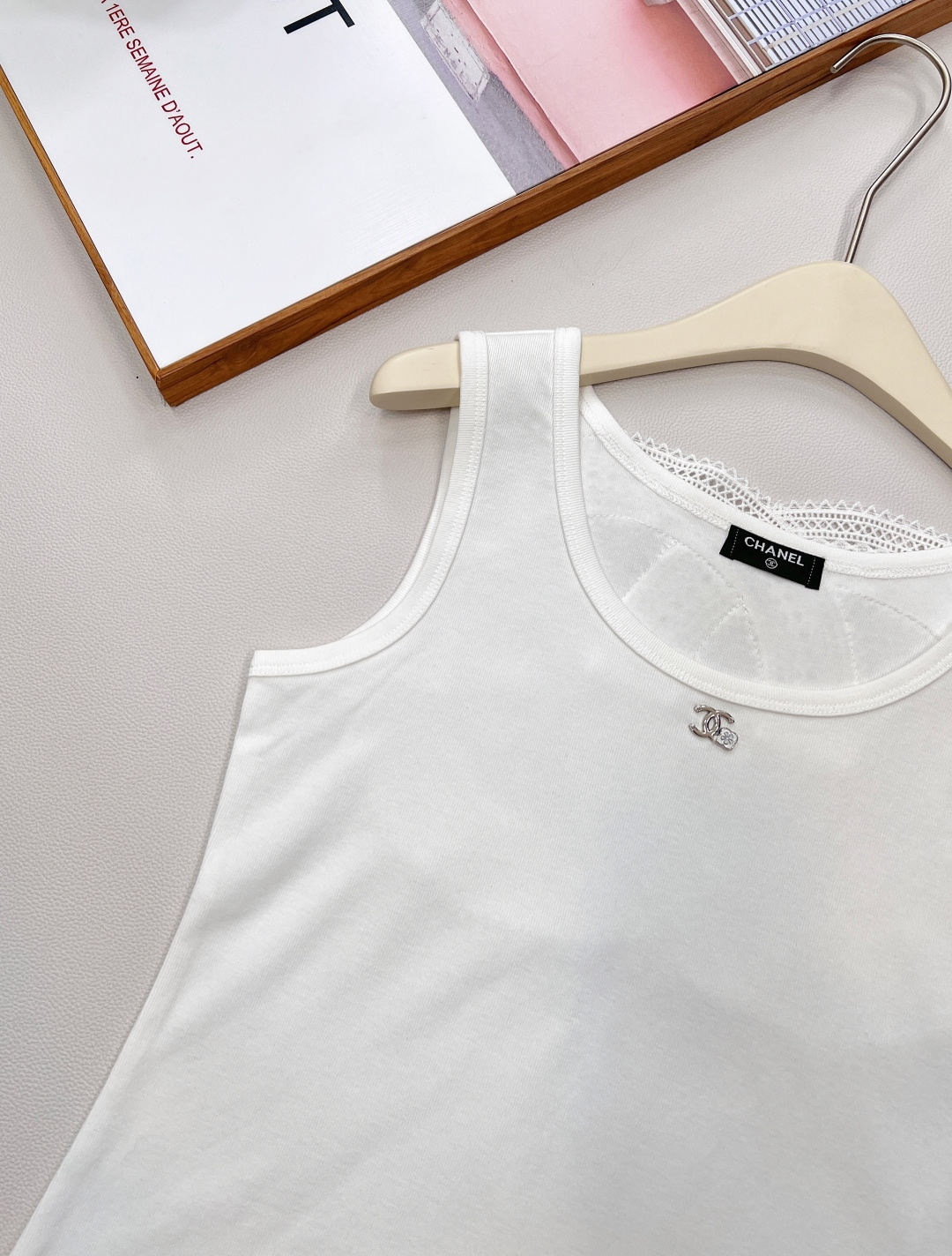 🆕Chanel 25SS春夏新款度假系列镂空背心吊带，简直是时尚圈的王炸单品💥 经典黑白配色，自带高级滤