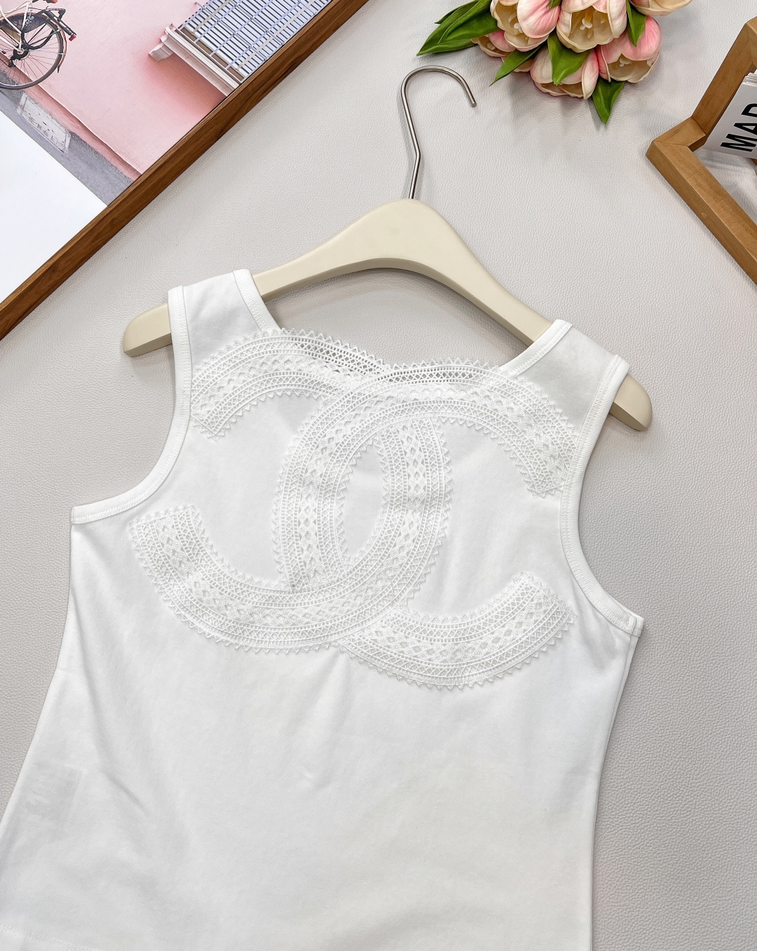 🆕Chanel 25SS春夏新款度假系列镂空背心吊带，简直是时尚圈的王炸单品💥 经典黑白配色，自带高级滤