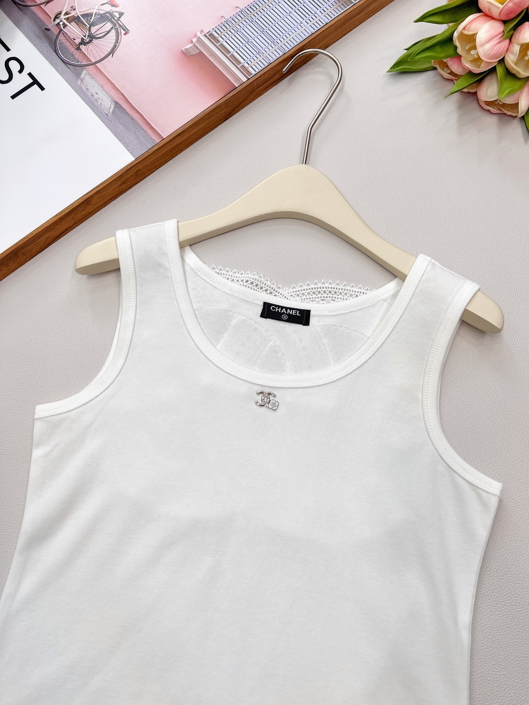 🆕Chanel 25SS春夏新款度假系列镂空背心吊带，简直是时尚圈的王炸单品💥 经典黑白配色，自带高级滤