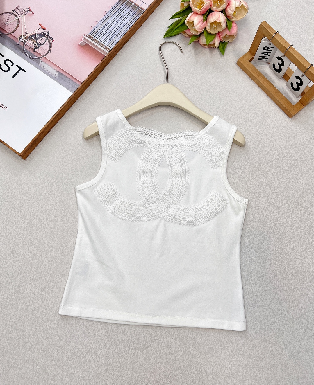 🆕Chanel 25SS春夏新款度假系列镂空背心吊带，简直是时尚圈的王炸单品💥 经典黑白配色，自带高级滤