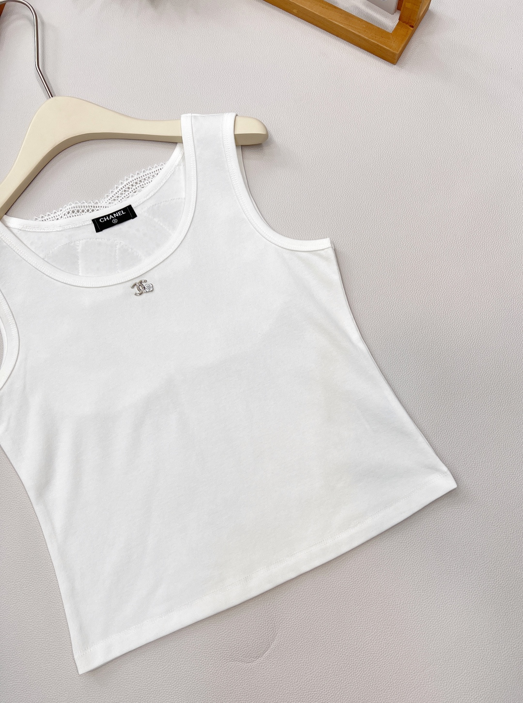 🆕Chanel 25SS春夏新款度假系列镂空背心吊带，简直是时尚圈的王炸单品💥 经典黑白配色，自带高级滤