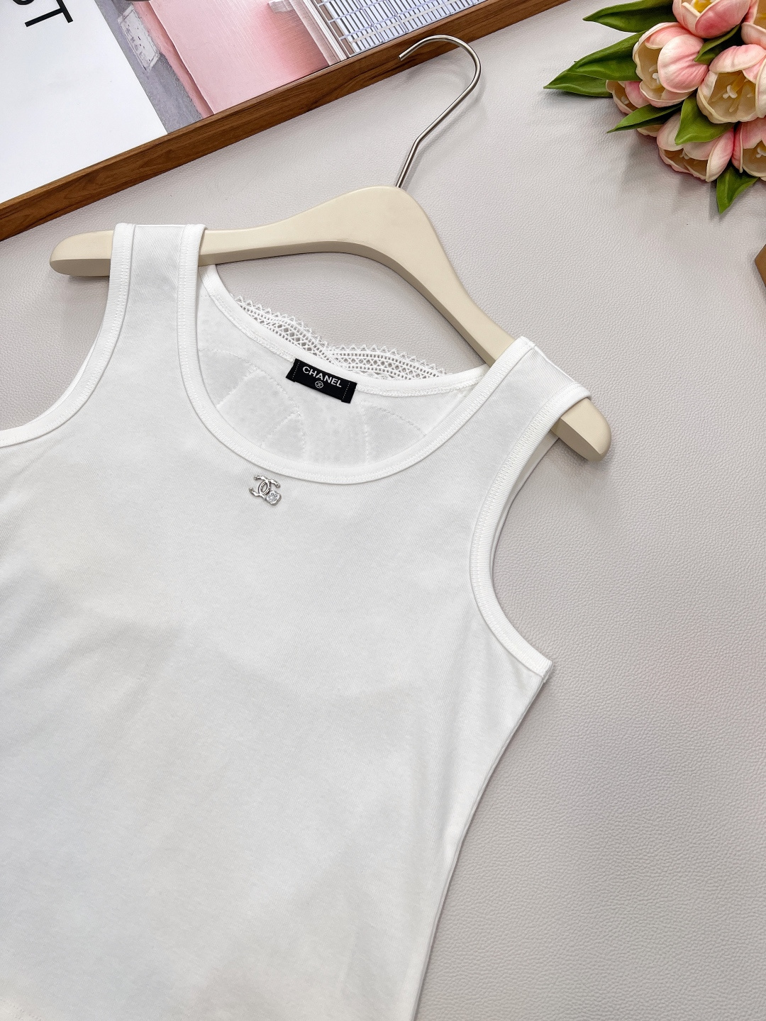 🆕Chanel 25SS春夏新款度假系列镂空背心吊带，简直是时尚圈的王炸单品💥 经典黑白配色，自带高级滤